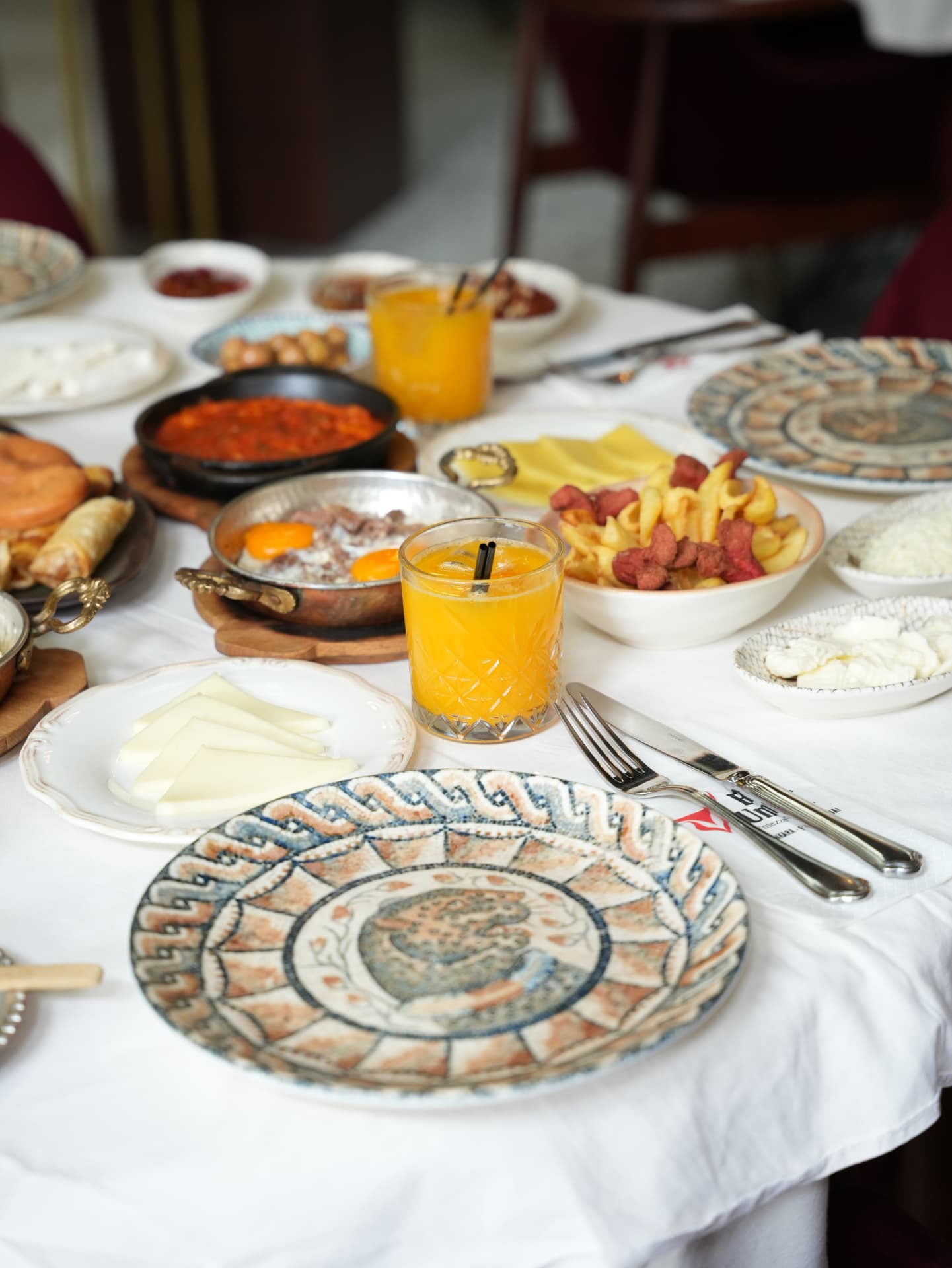 Menemen, peynir tabağı ve taze portakal suyu