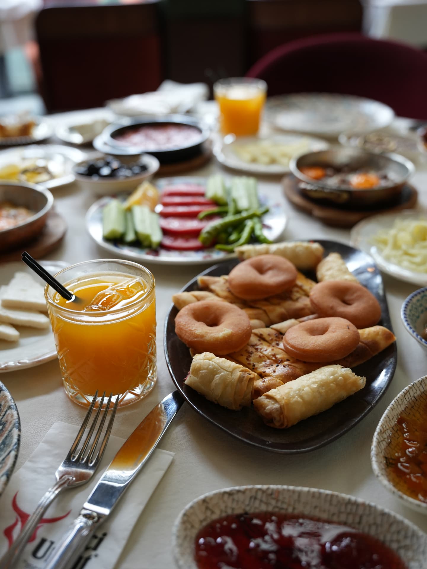 Pişi, sigara böreği ve portakal suyu