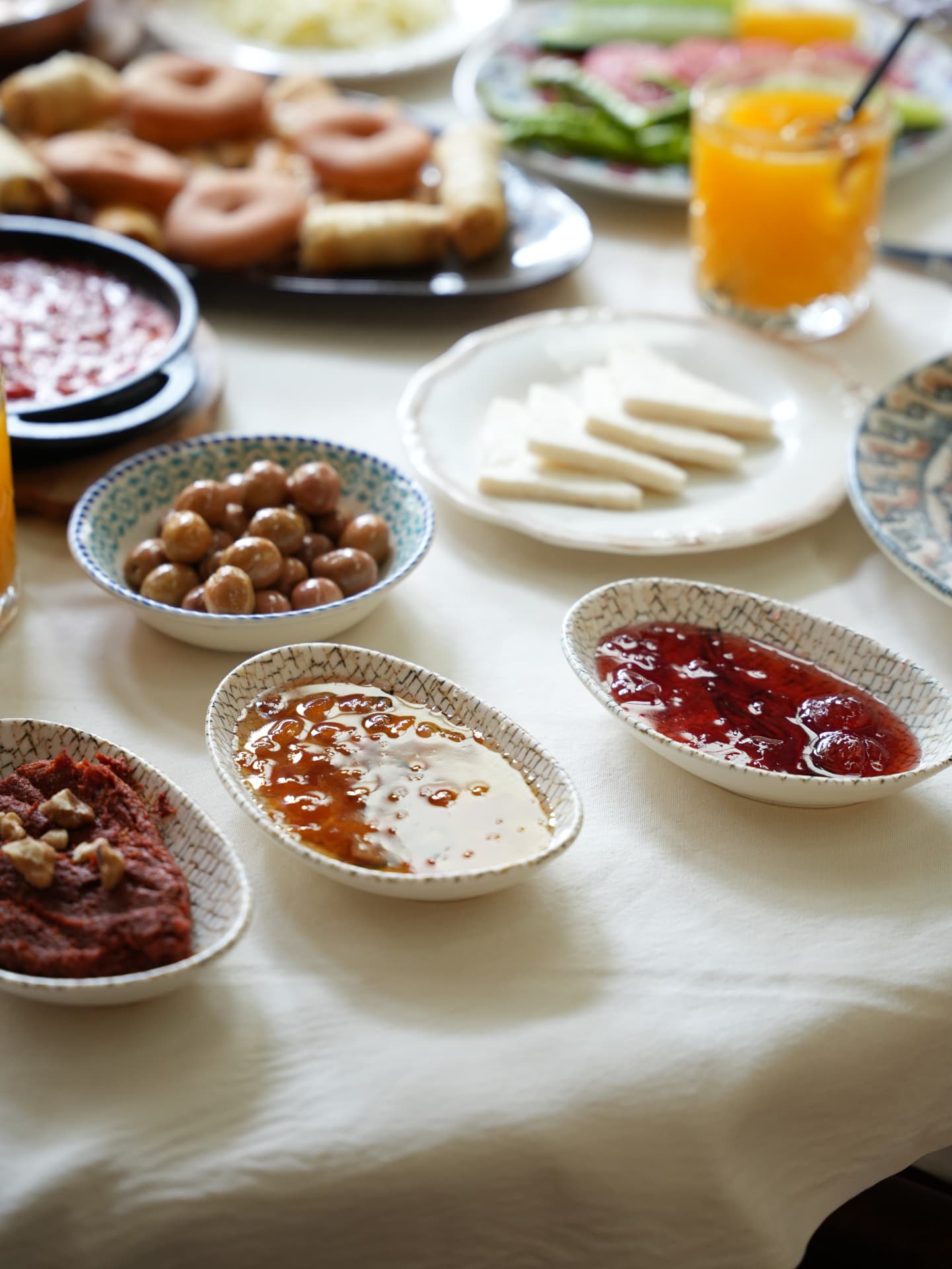 Reçeller, zeytin ve beyaz peynir